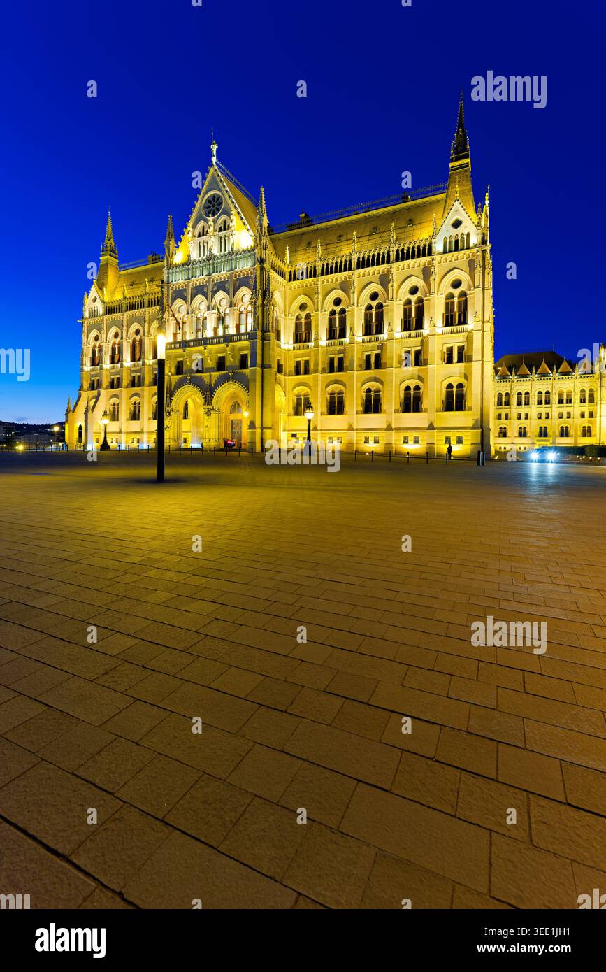 L'edificio del Parlamento di Budapest è illuminato di notte, mostrando la sua impressionante architettura contro il cielo limpido. Foto Stock