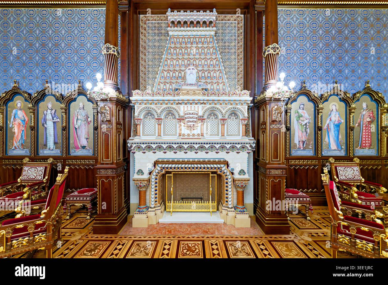 La gente esplora la sala di Santo Stefano a Budapest, Ungheria. Ammirano il design dettagliato e la maestria artigianale degli interni della sala. Foto Stock