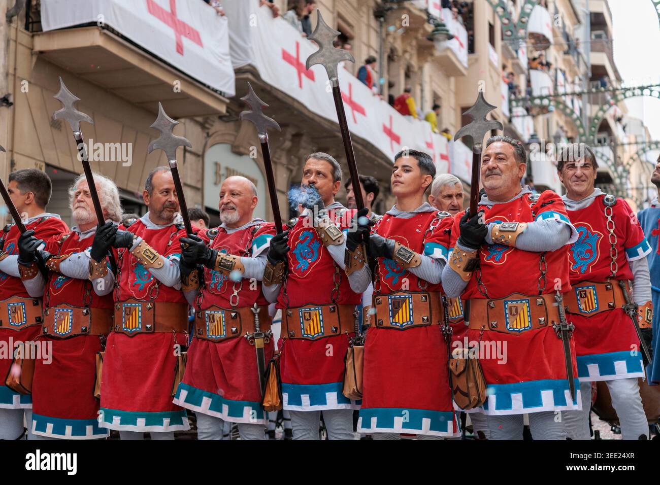 Squadra di Filà Almogávares con halberds durante l'ingresso cristiano ad Alcoy il 25 aprile 2026, Spagna Foto Stock