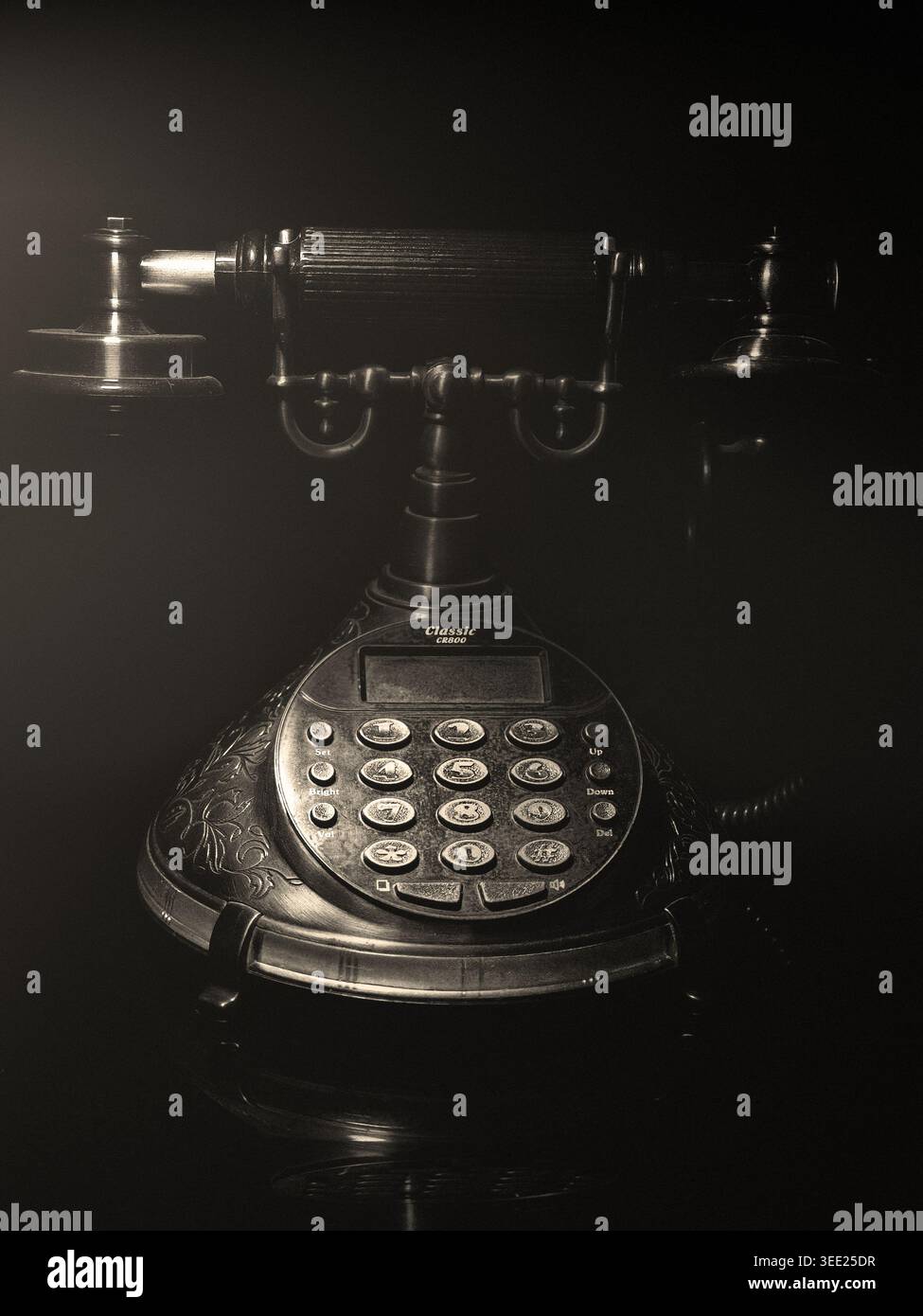 Vecchio telefono, Una fusione di tecnologia classica e moderna Foto Stock