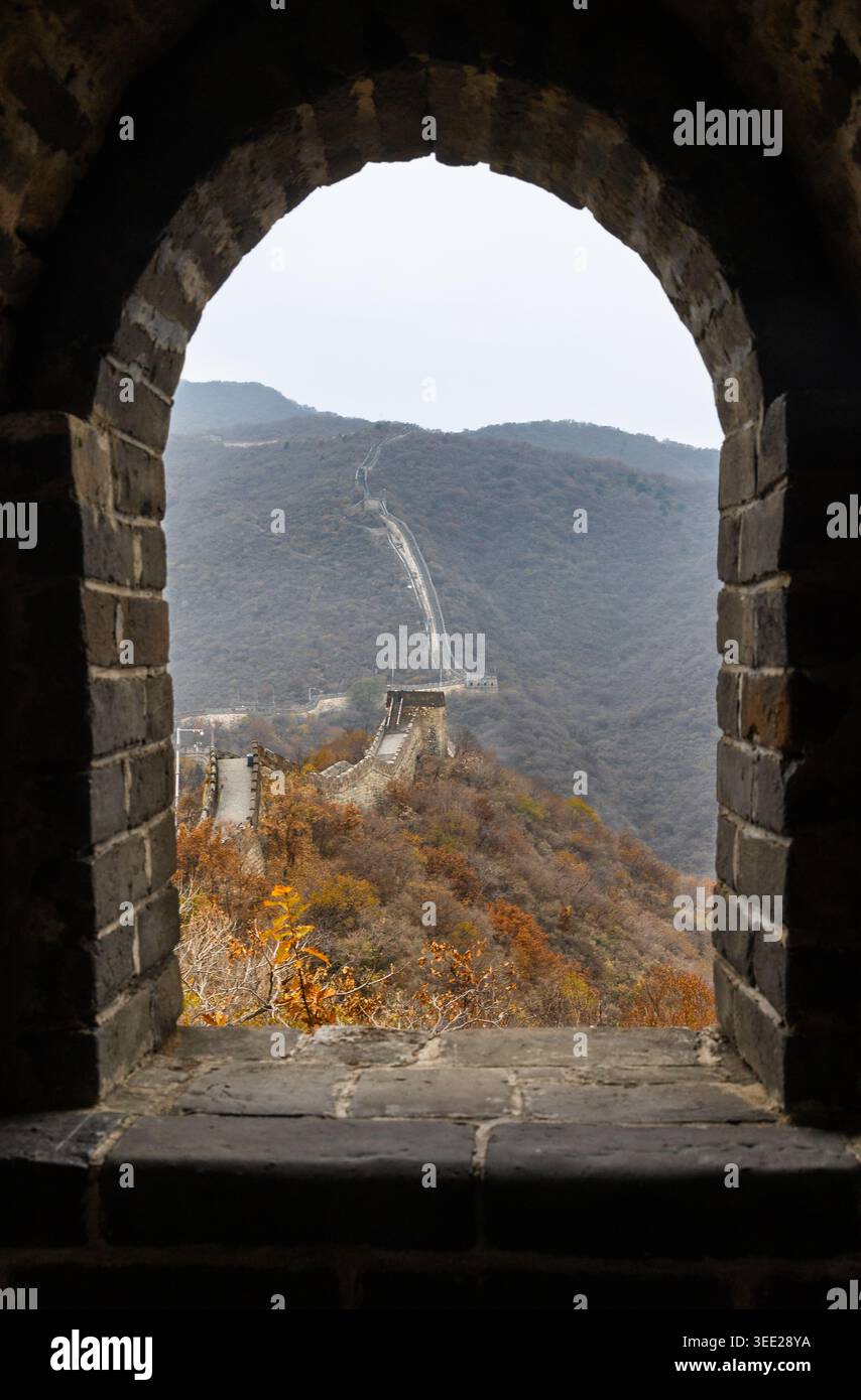 Vista della grande Muraglia Cinese dalla cornice della finestra all'interno di una stazione Foto Stock