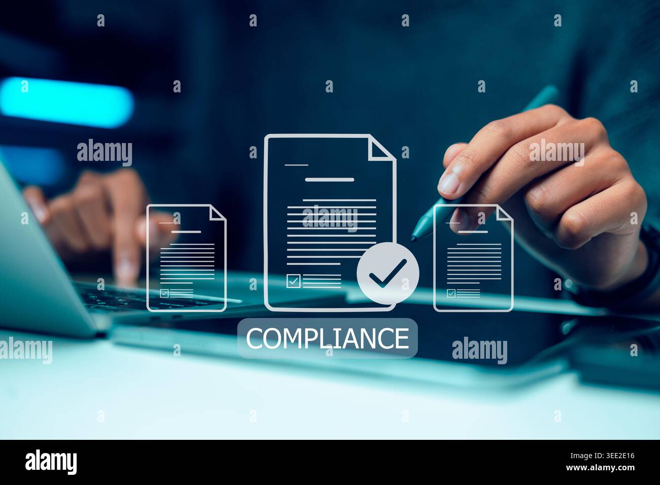 Persona aziendale che utilizza una penna stilo con icone virtuali dei documenti di conformità e segni di spunta per gli standard normativi, le politiche legali e il manag digitale Foto Stock