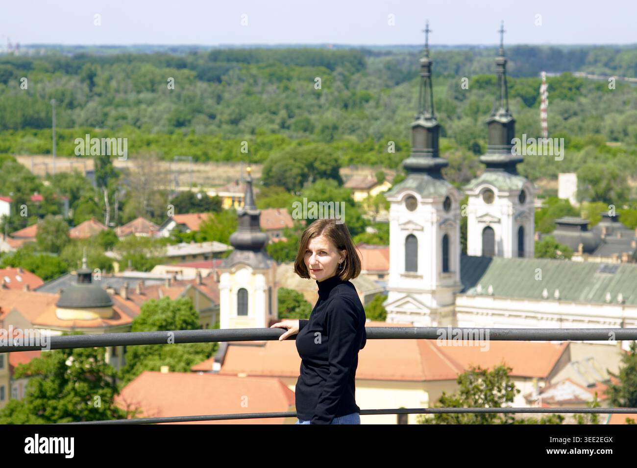 Visitatore femminile accanto allo skyline panoramico di Sremski Karlovci, Vojvodina. Mostra un'intima attrattiva turistica regionale e viaggi europei incentrati sull'uomo. Foto Stock