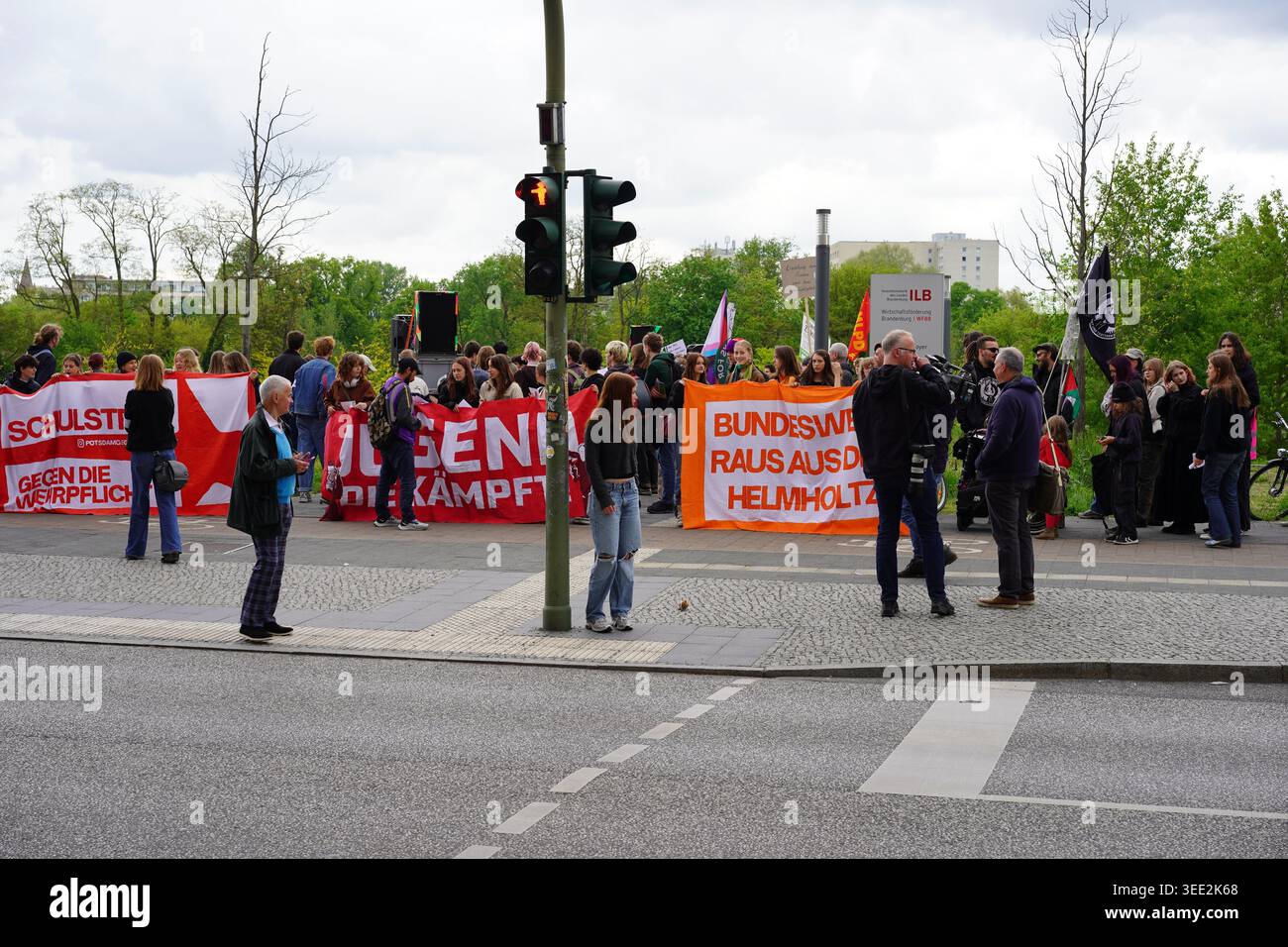 Potsdam, Germania - 8 maggio 2026: Manifestanti che tengono striscioni durante la manifestazione Schulstreik gegen Wehrpflicht a Potsdam in occasione della giornata della Vittoria in Europa. Foto Stock