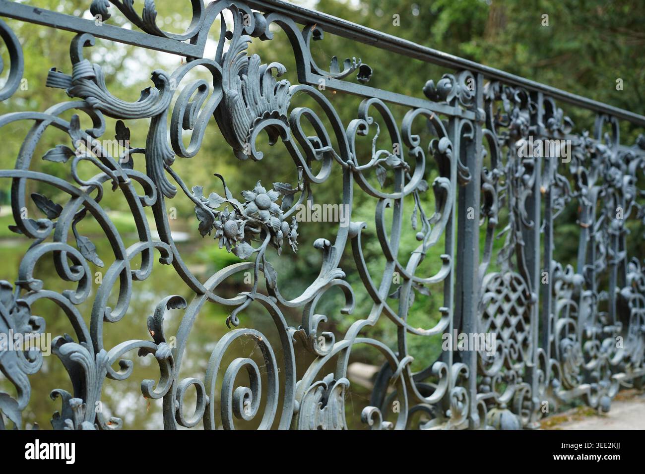 Potsdam, Germania - 8 maggio 2026: Intricata ringhiera in ferro battuto neo-barocco del ponte Wiesenweg (Wiesenwegbrücke) nel Parco Sanssouci. Foto Stock