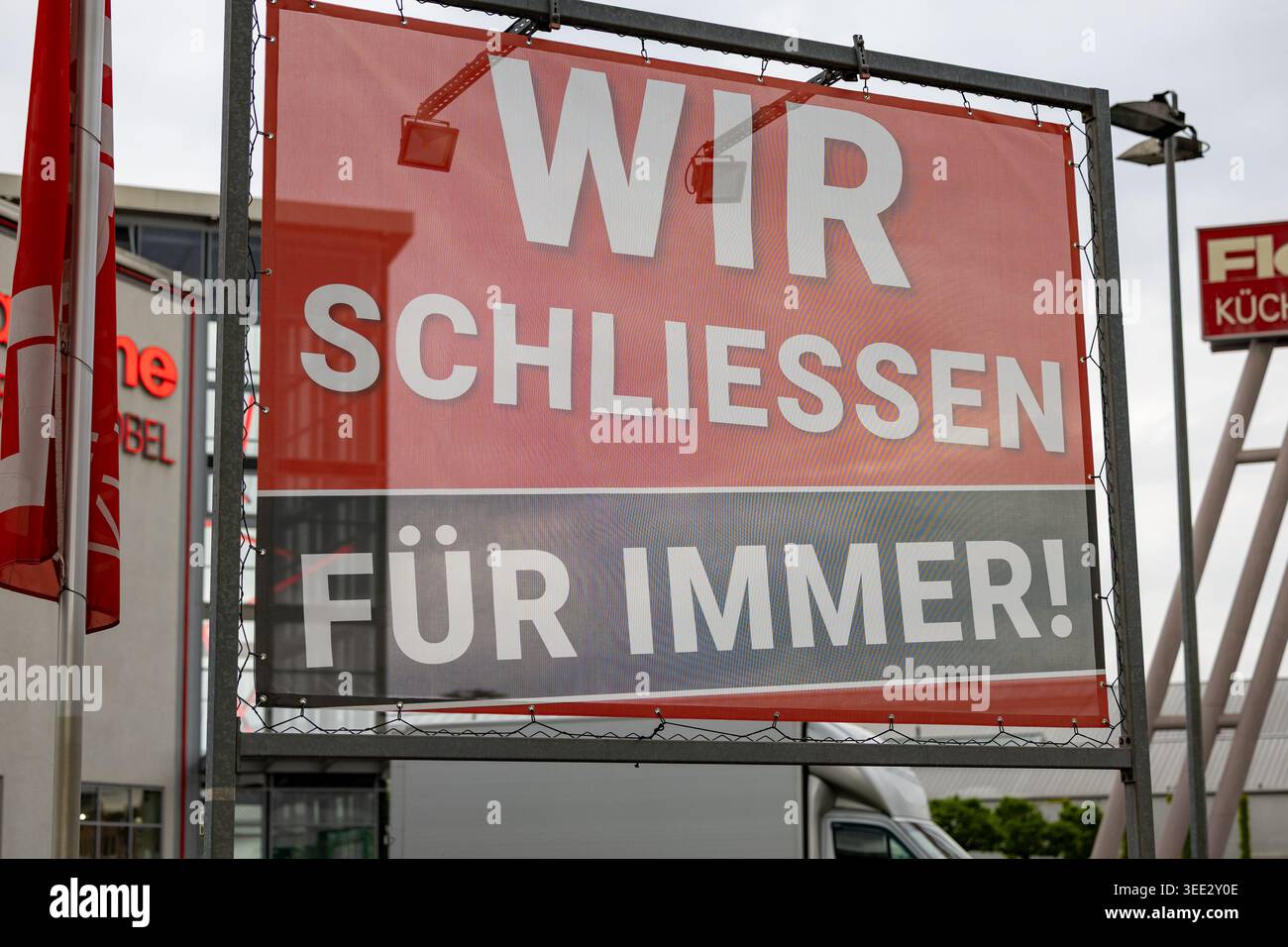 Cartello “Closing Forever” presso Flamme Küchen + Möbel durante la vendita di liquidazione dopo l’annuncio della chiusura in Germania Foto Stock