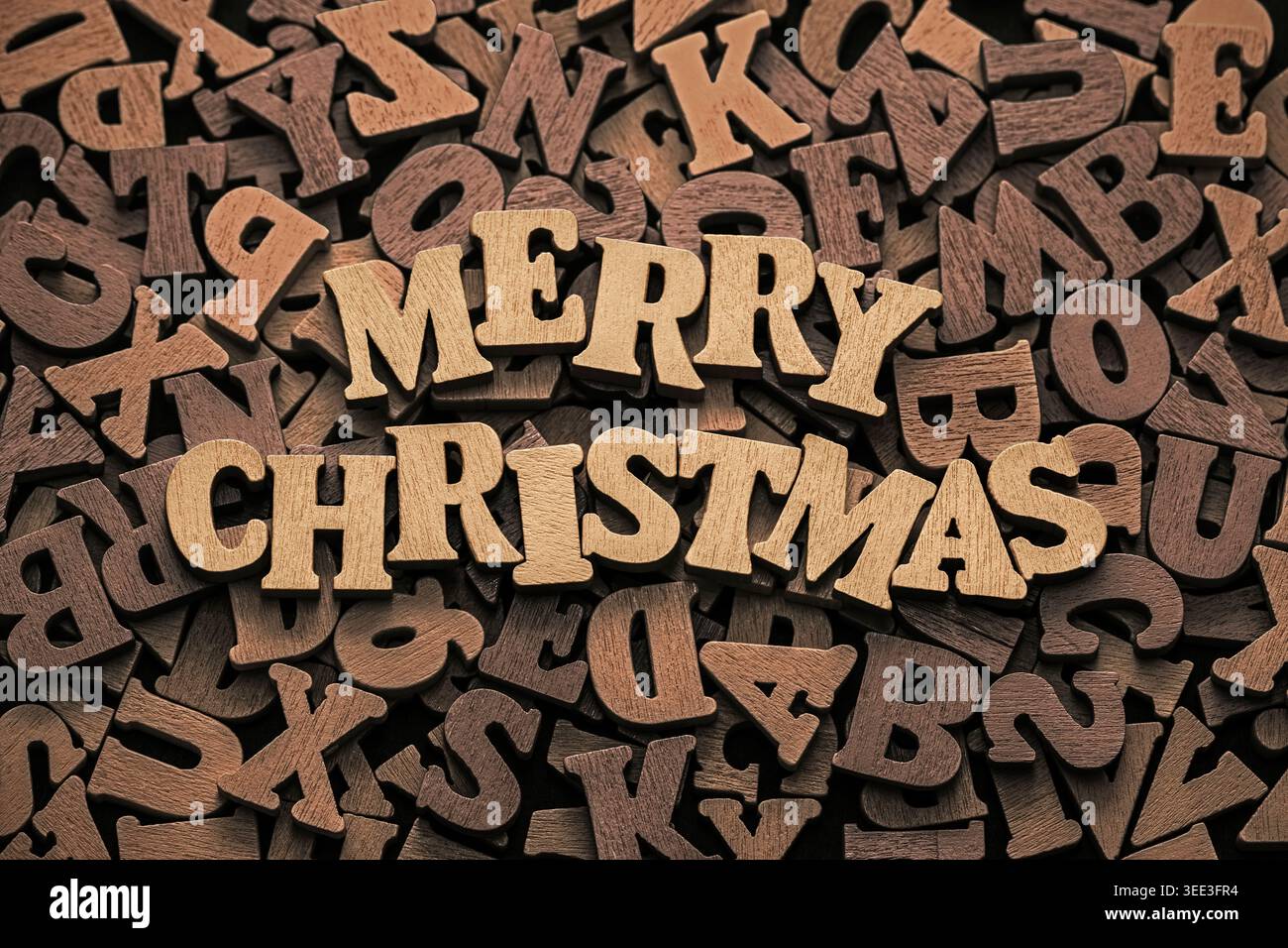 Iscrizione buon Natale su una pila di vecchie lettere in legno vintage. Concetto di vacanza. Foto Stock