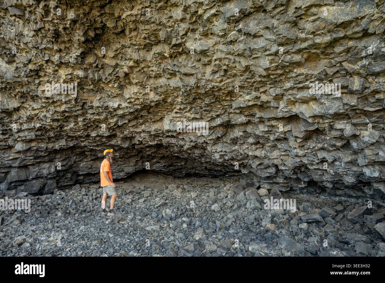 WA29133-00...WASHINGTON - Tom Kirkendall che visita una delle grotte di Lenore situate nella Lower Grand Coulee. Foto Stock