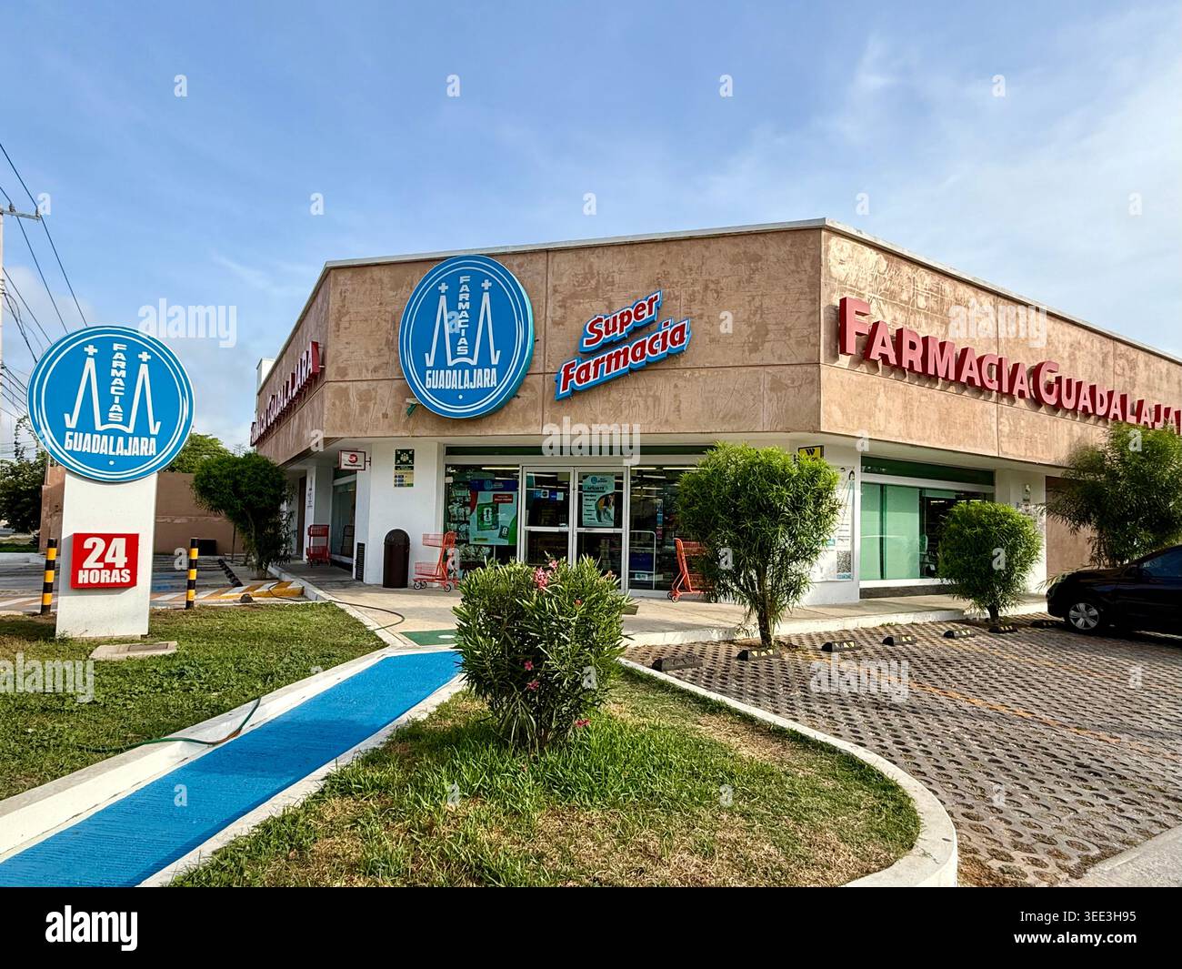 Una filiale di Farmacias Guadalajara, un'importante catena di farmacie e vendita al dettaglio messicana, a Mérida, Yucatán, Messico - Immagine stock catturata con smartphone