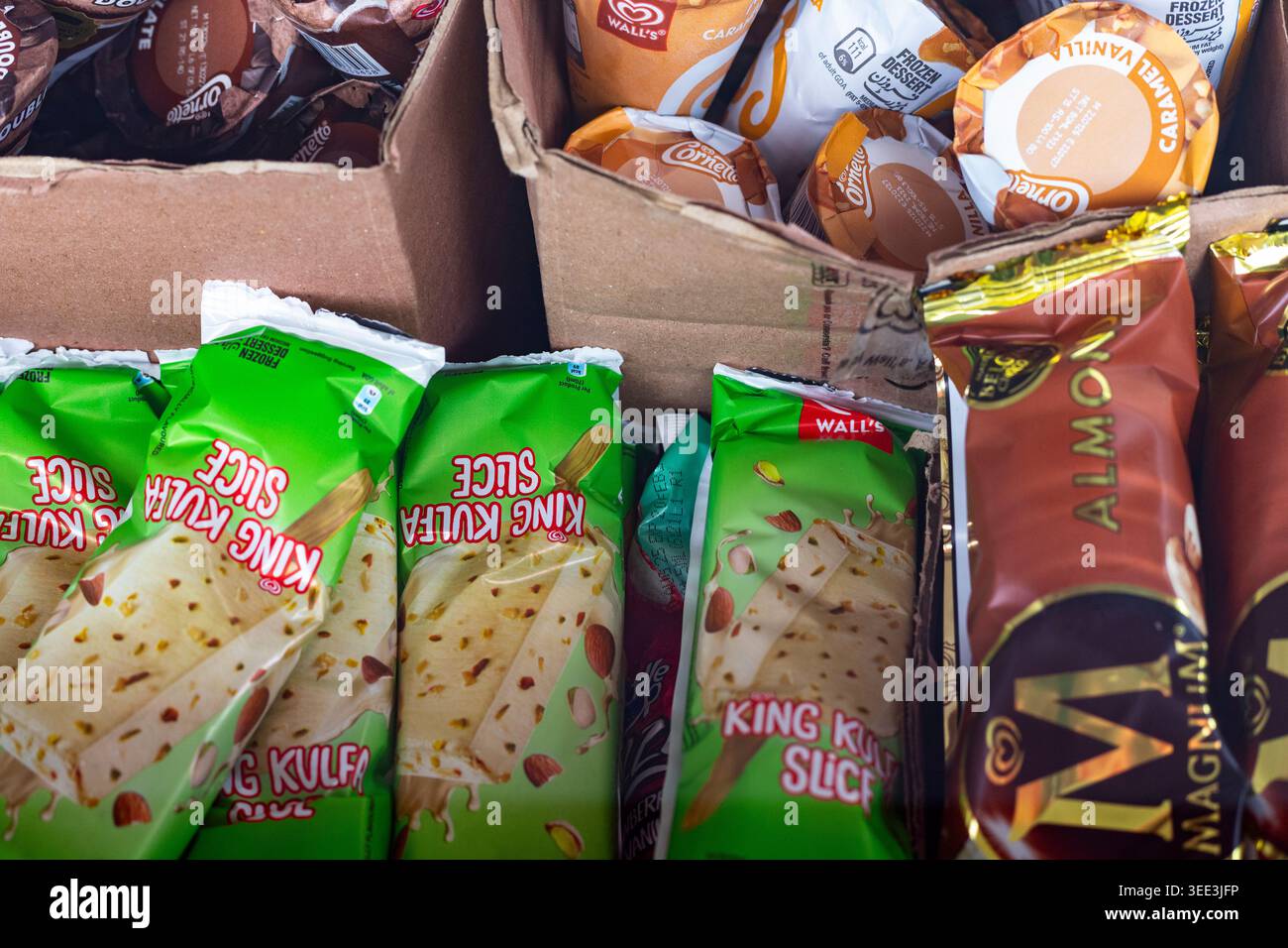 Assortimento di gelati confezionati e Kulfi in freezer display: Madyan Swat, Pakistan - 26 aprile 2026. Foto Stock