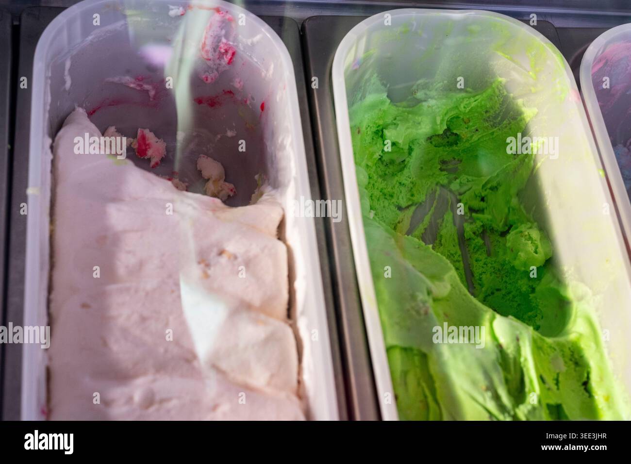 Vasche per gelati colorati all'interno del congelatore commerciale Foto Stock