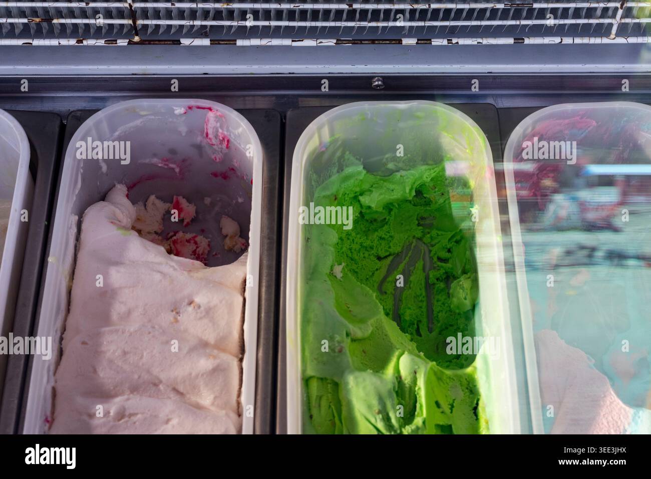 Diverse varietà e gusti di gelati in Deep Freezer presso il negozio Foto Stock