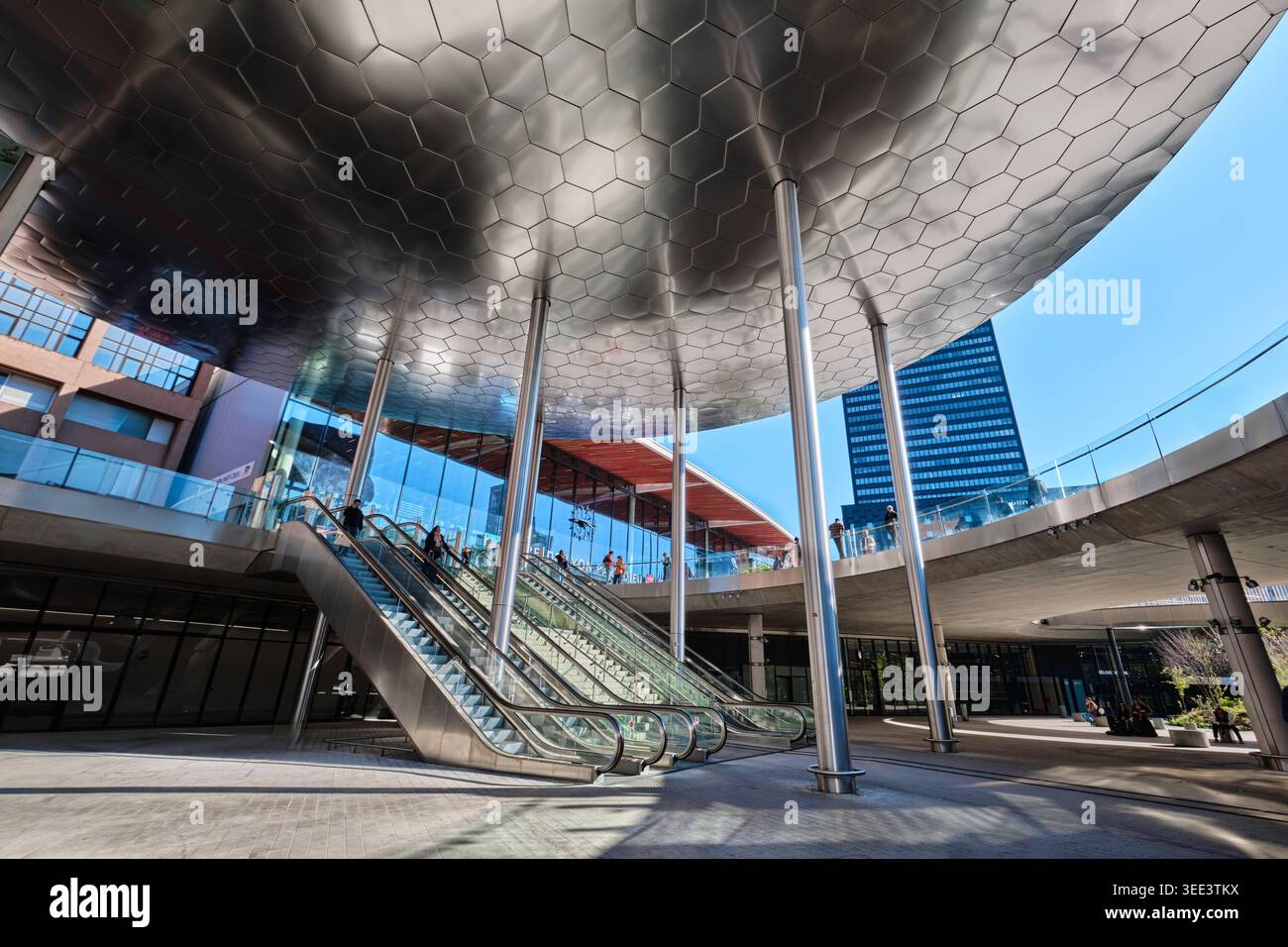 Lione, Francia - 19 marzo 2026: Moderno baldacchino circolare con motivo esagonale e scale mobili alla stazione Gare de Lyon Part Dieu Foto Stock