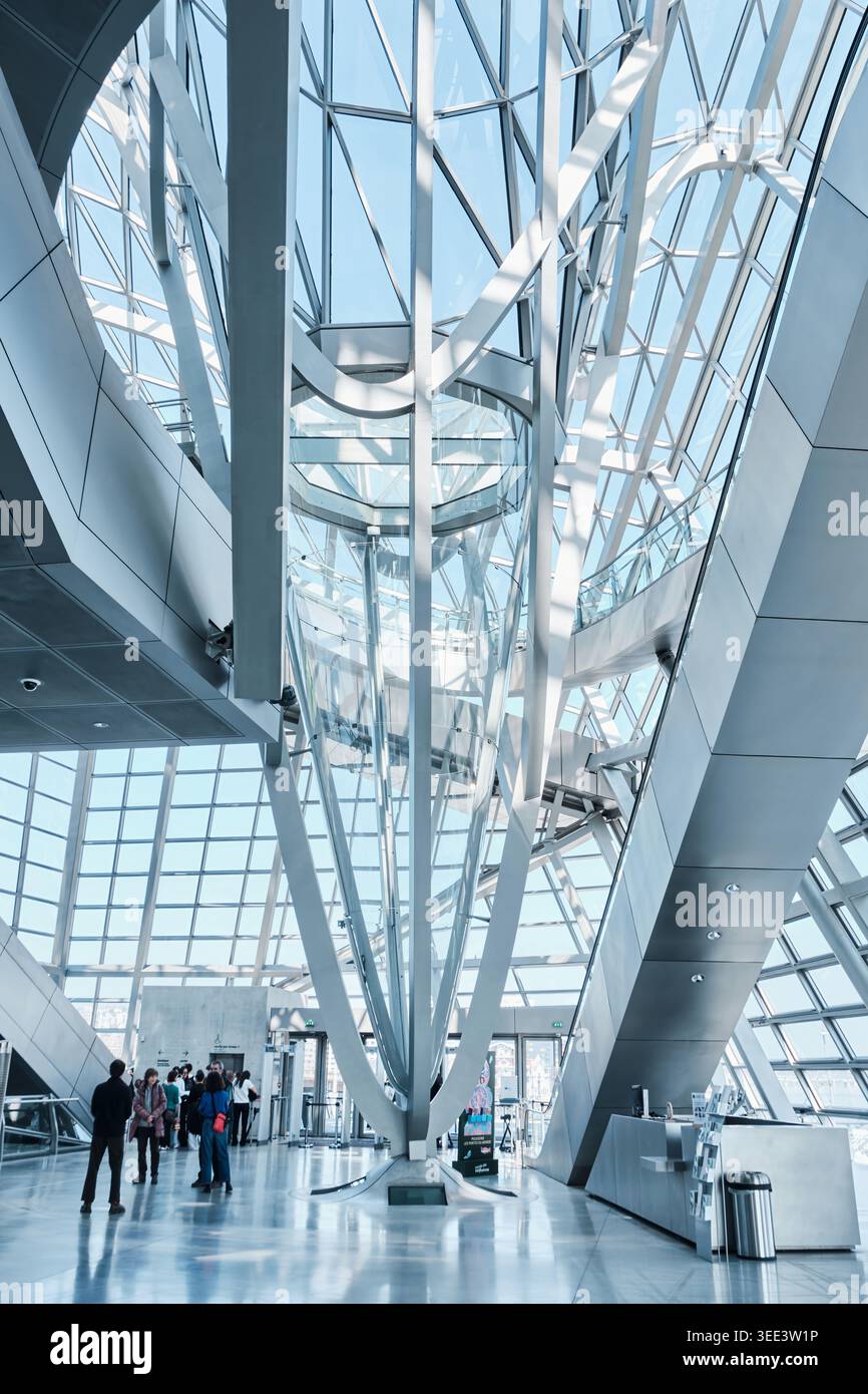Lione, Francia - 19 marzo 2026: Gli splendidi interni in vetro e acciaio della Crystal Hall del Musee des Confluences progettati da Coop Himmelb(l)au Foto Stock
