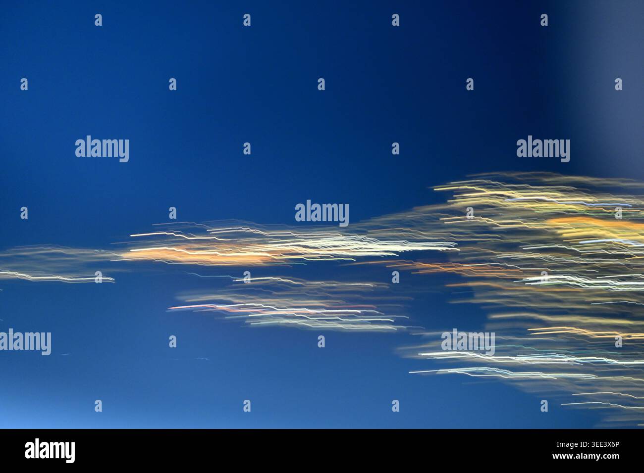 Astratto di linee di luce su sfondo blu Foto Stock