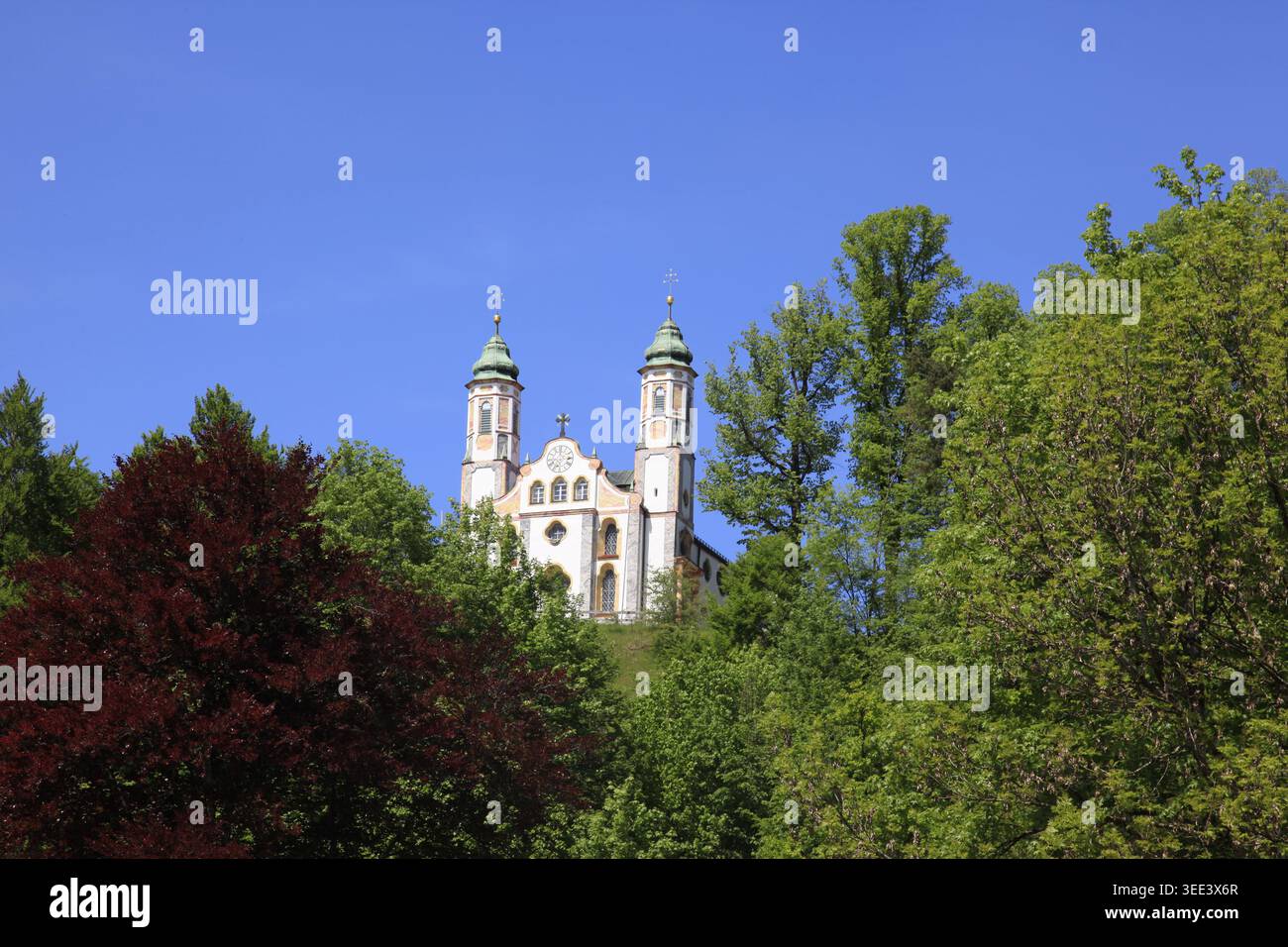Vista panoramica della chiesa di Heilig Kreuz (Heilig Kreuz) che sorge sopra gli alberi sulla collina di Kalvarienberg, Bad Tölz, alta Baviera, Germania, Europa Foto Stock