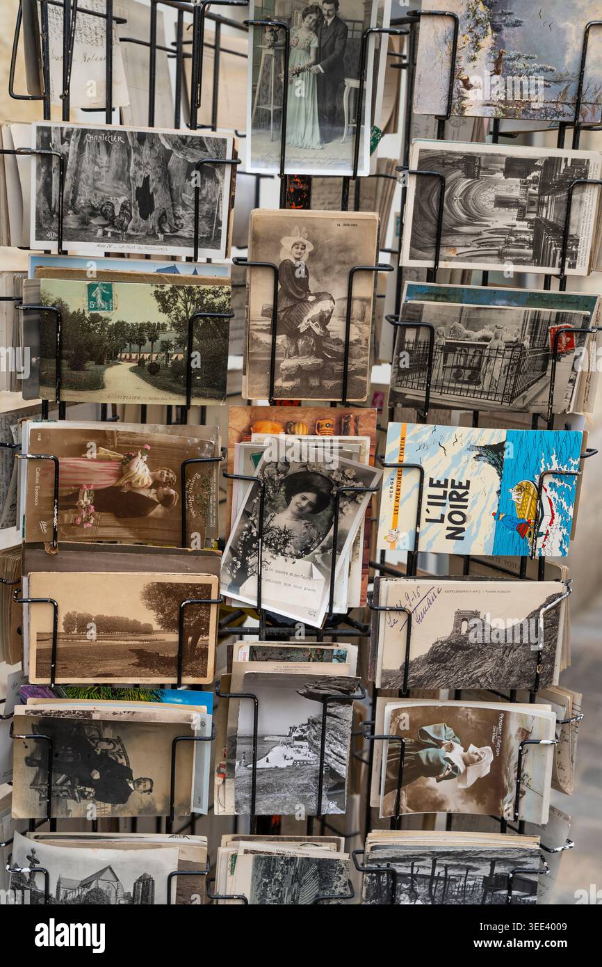 Cartoline vintage francesi in un scaffale della libreria Foto Stock