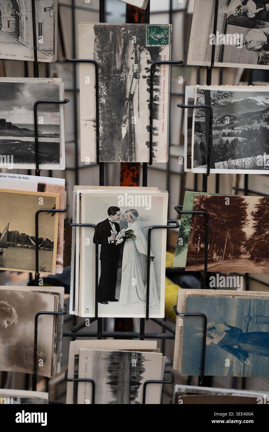 Cartoline vintage francesi in un scaffale della libreria Foto Stock