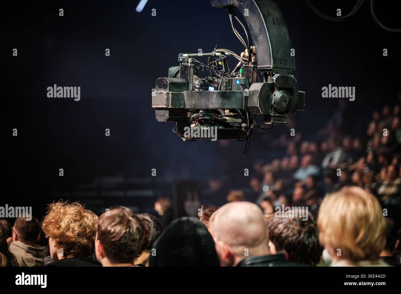 Il carro di ripresa professionale con gru è sospeso sulla folla durante gli eventi dal vivo, catturando le reazioni del pubblico e l'azione sul palco per la produzione televisiva. Foto Stock