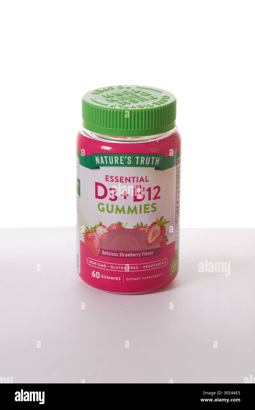 Verità della natura Essential D3+B12 Gummies. Delizioso sapore di fragola, senza glutine, NON OGM, vegetariano. Supplemento alimentare. Foto Stock
