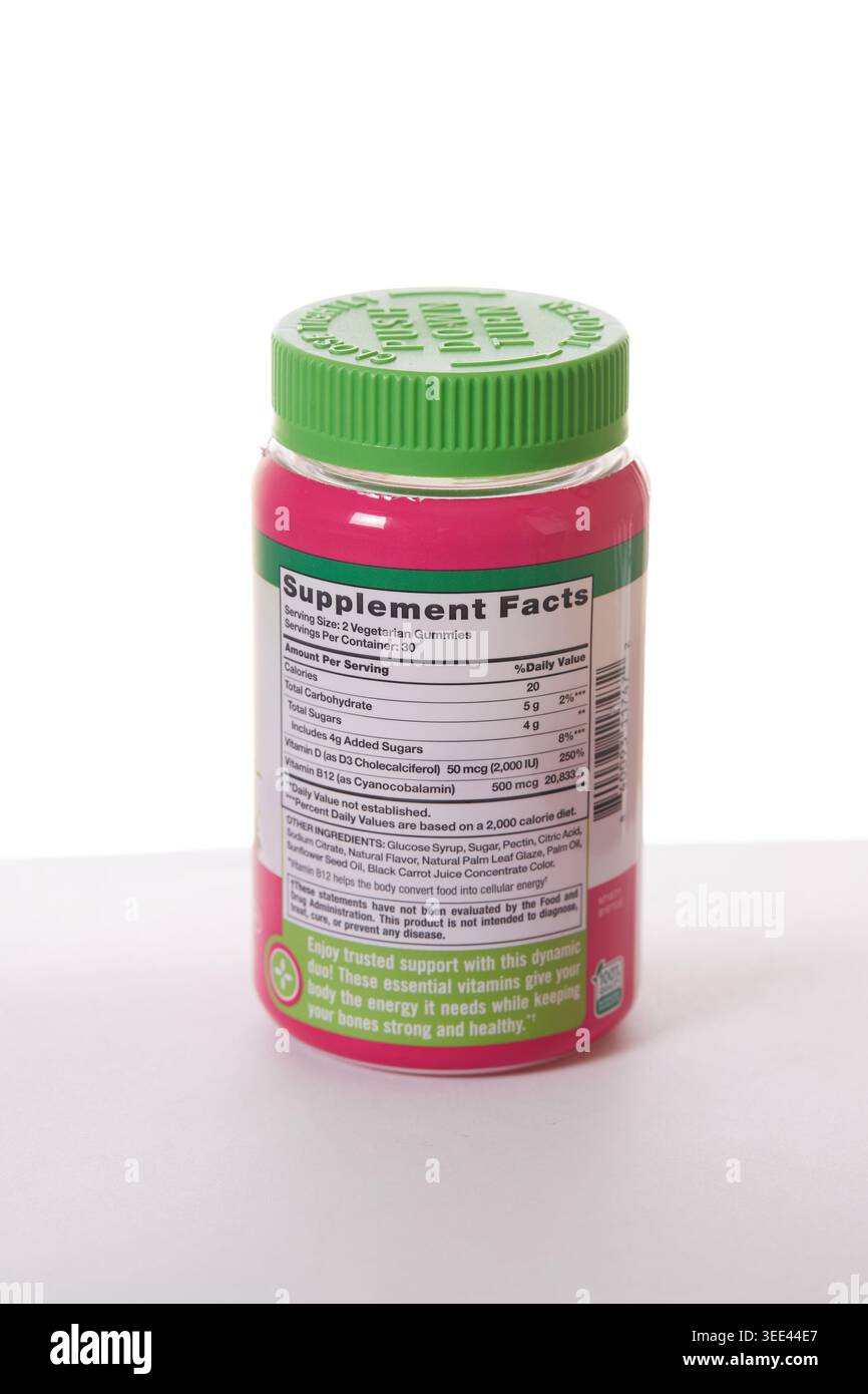 Verità della natura Essential D3+B12 Gummies. Delizioso sapore di fragola, senza glutine, NON OGM, vegetariano. Supplemento alimentare. Foto Stock