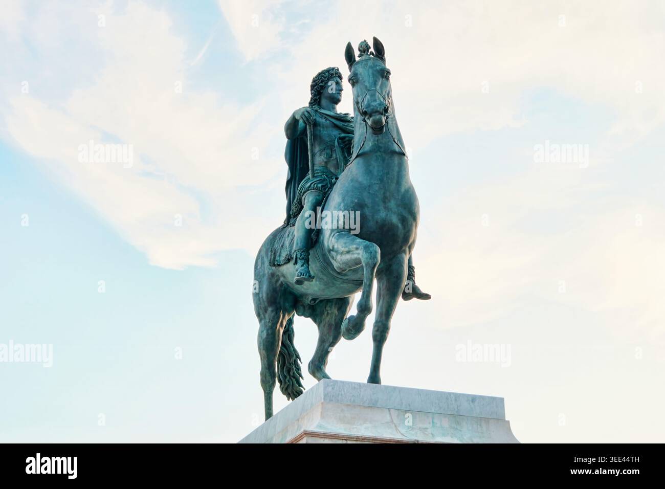 Lione, Francia - 19 marzo 2026: La statua equestre del re Luigi XIV in Place Bellecour sotto un cielo mattutino luminoso nel cuore di Lione Foto Stock