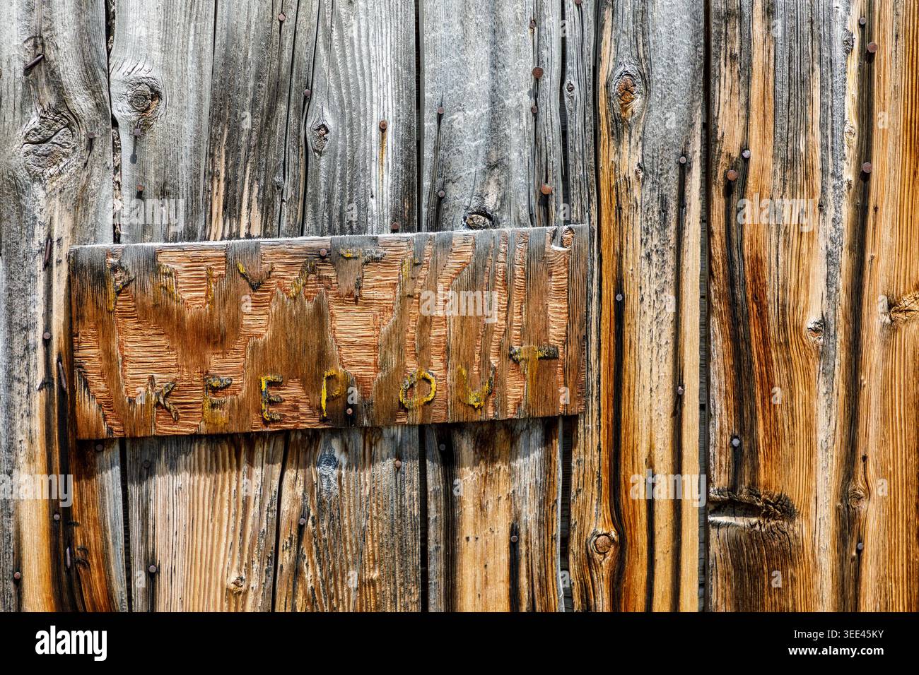 Insegna privata "non perderti" quasi illeggibile, città fantasma di Bannack, Montana, Stati Uniti Foto Stock