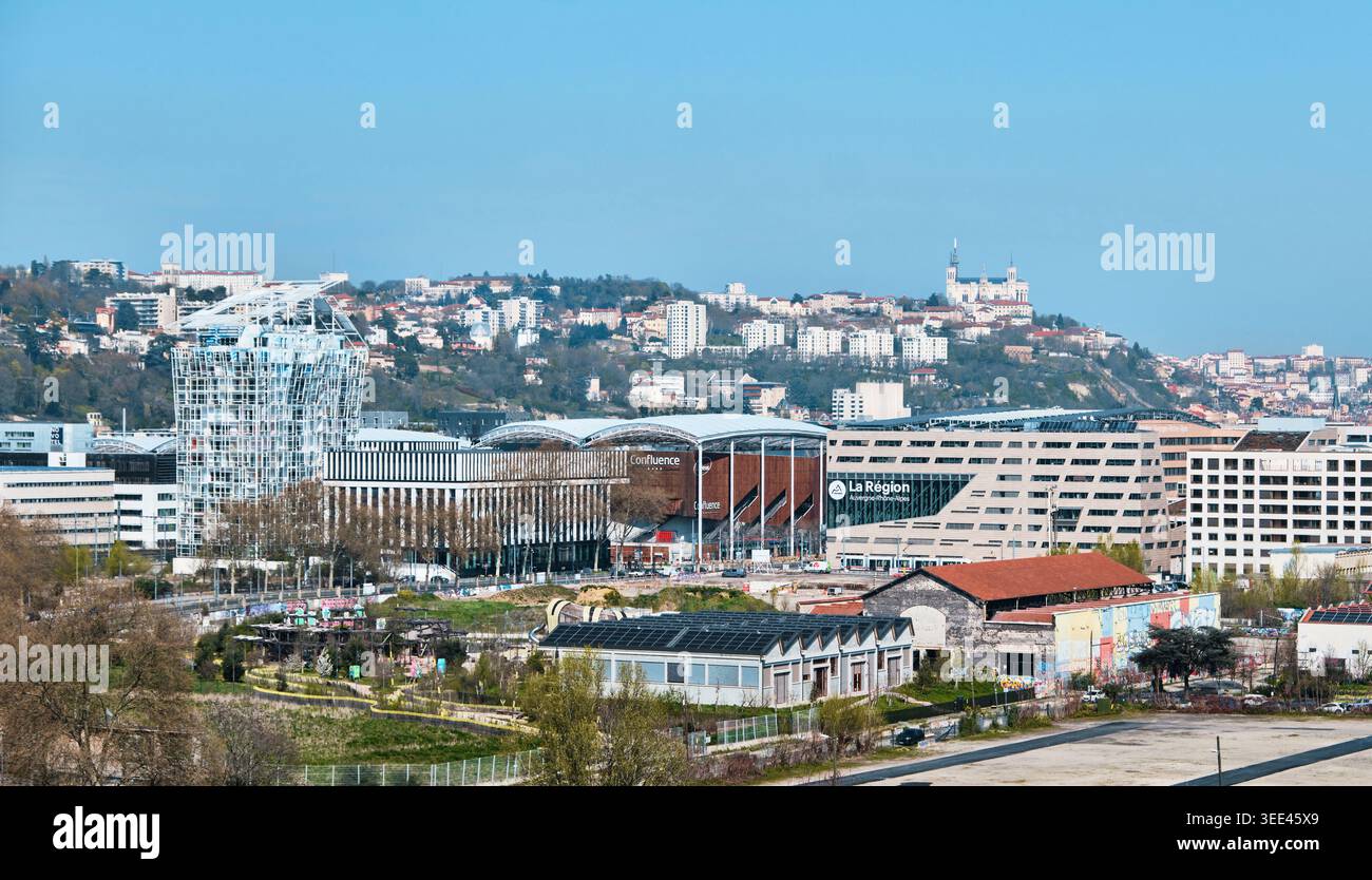 Lione, Francia - 19 marzo 2026: Vista aerea panoramica dei moderni edifici del quartiere Confluence e della collina di Fourviere dal tetto del museo Foto Stock