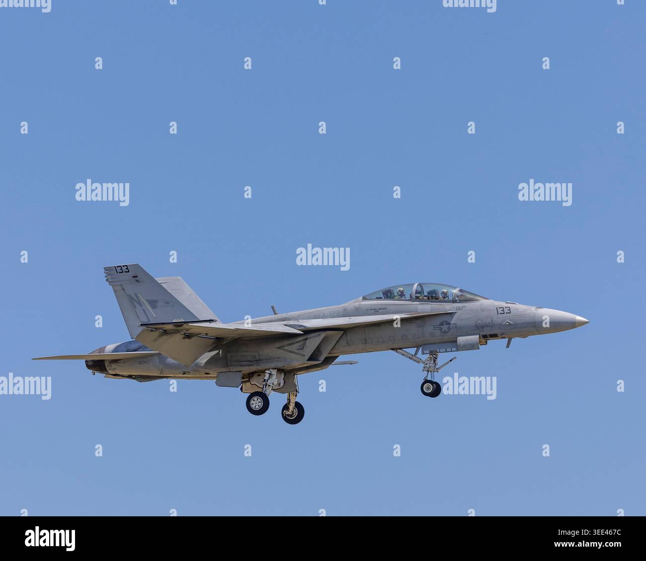 Fort Lauderdale, Florida, USA 8 maggio 2026: Un Boeing F/A-18F Super Hornet della Marina degli Stati Uniti, taxi da caccia sulla pista di Fort Lauderdale Execut Foto Stock