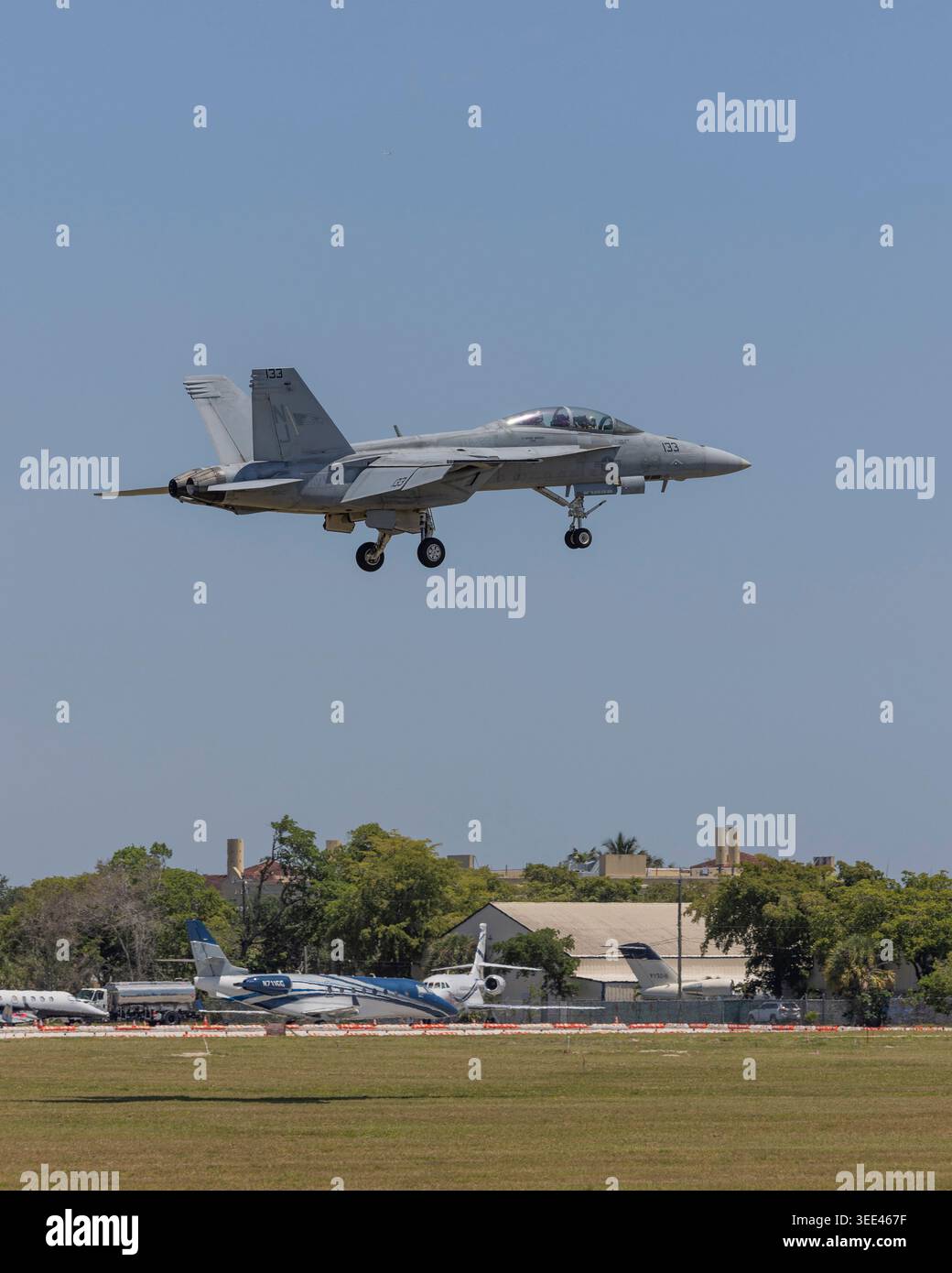 Fort Lauderdale, Florida, USA 8 maggio 2026: Un Boeing F/A-18F Super Hornet della Marina degli Stati Uniti, taxi da caccia sulla pista di Fort Lauderdale Execut Foto Stock