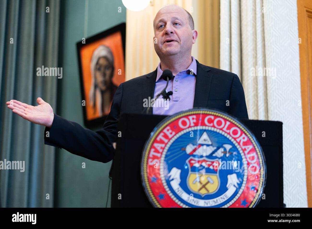Jared Polis parla con i giornalisti prima di firmare il bilancio dello stato in legge nell'ufficio del governatore nel Campidoglio del Colorado a Denver venerdì 8 maggio 2026. Crediti: jesse paul/Alamy Live News Foto Stock