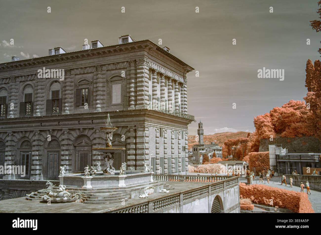 Una fotografia a infrarossi che cattura lo storico Palazzo Pitti e una sezione del Giardino di Boboli a Firenze, Italia. L'esclusiva tecnica fotografica Foto Stock
