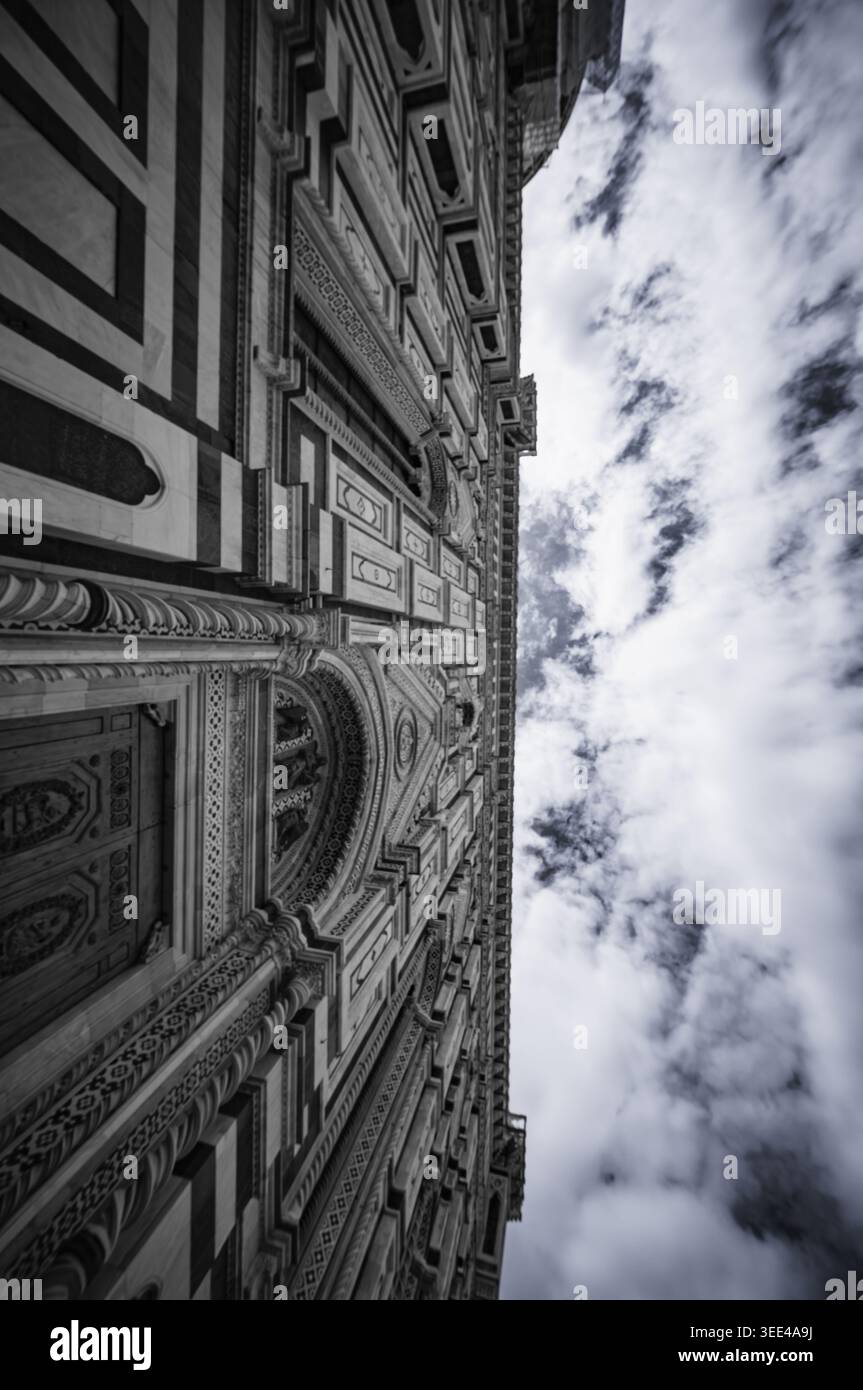 Una vista ravvicinata e a occhio nudo degli intricati dettagli della facciata del Duomo di Firenze che cattura gli elaborati motivi e gli elementi architettonici agai Foto Stock