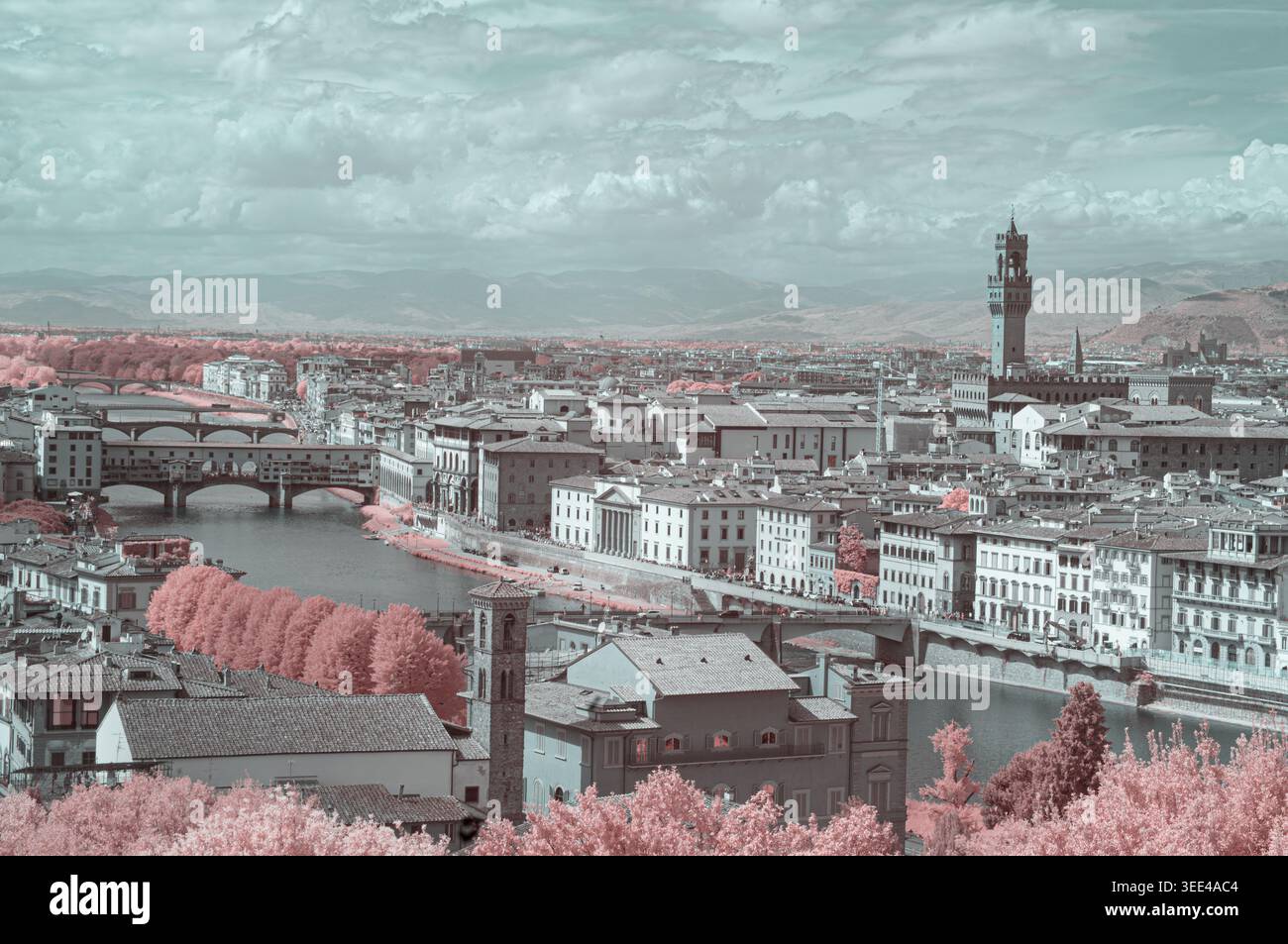 Una fotografia a infrarossi di Firenze, in Italia, che mostra il fiume Arno che si snoda attraverso la città con ponti, edifici storici e l'importante Pala Foto Stock