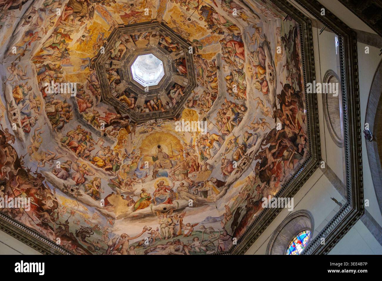Una vista interna della magnifica cupola del Duomo di Firenze, la Cattedrale di Santa Maria del Fiore, che mostra il "giudizio universale" di Giorgio Vasari Foto Stock