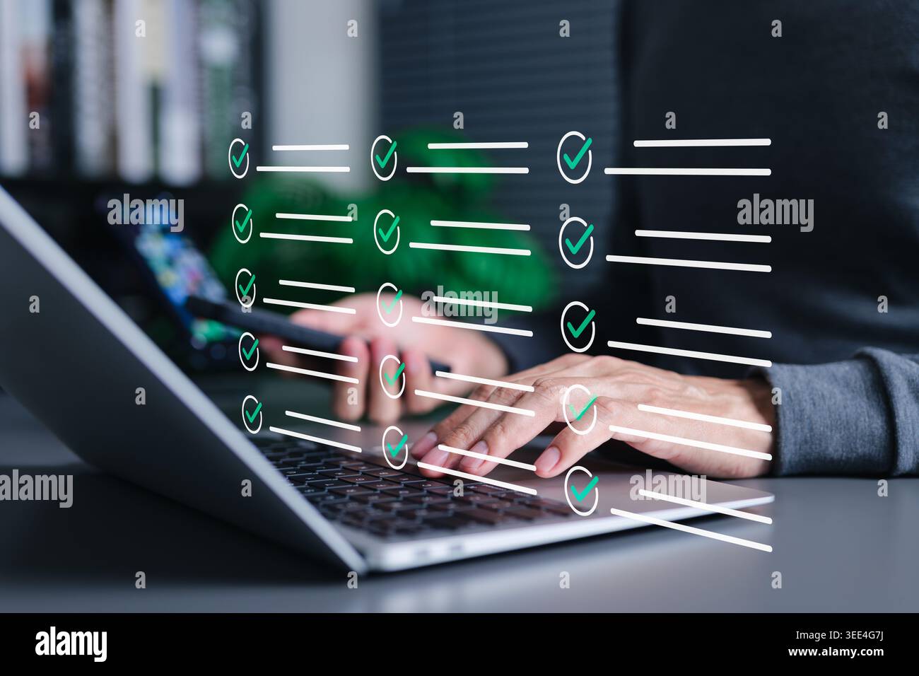 Elenco di controllo gestione delle attività e concetto di approvazione del flusso di lavoro. professionista che utilizza laptop e smartphone con segni di spunta, attività completate, pianificazione dei progetti, Foto Stock