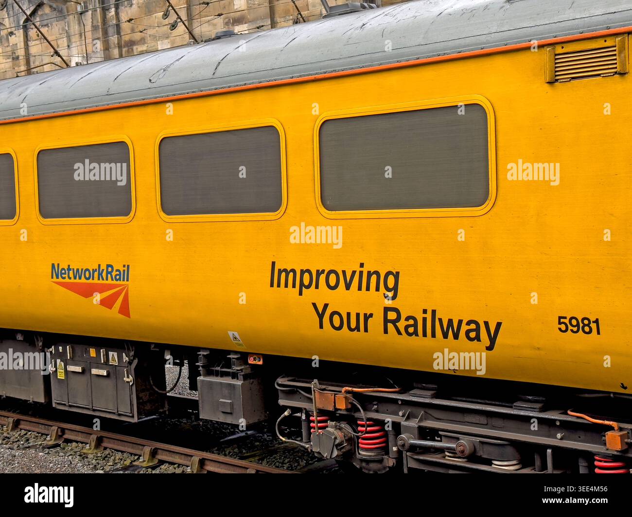 Carrozza di prova e ispezione Network Rail, numero di veicolo 5981, parte del monitoraggio dell'infrastruttura gialla, Inghilterra, Regno Unito. Foto Stock
