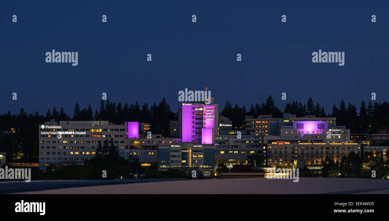 Spokane, Washington, Stati Uniti d'America - 3 maggio 2026; Providence Sacred Heart Medical Center illuminato con luci viola di notte a Spokane Foto Stock