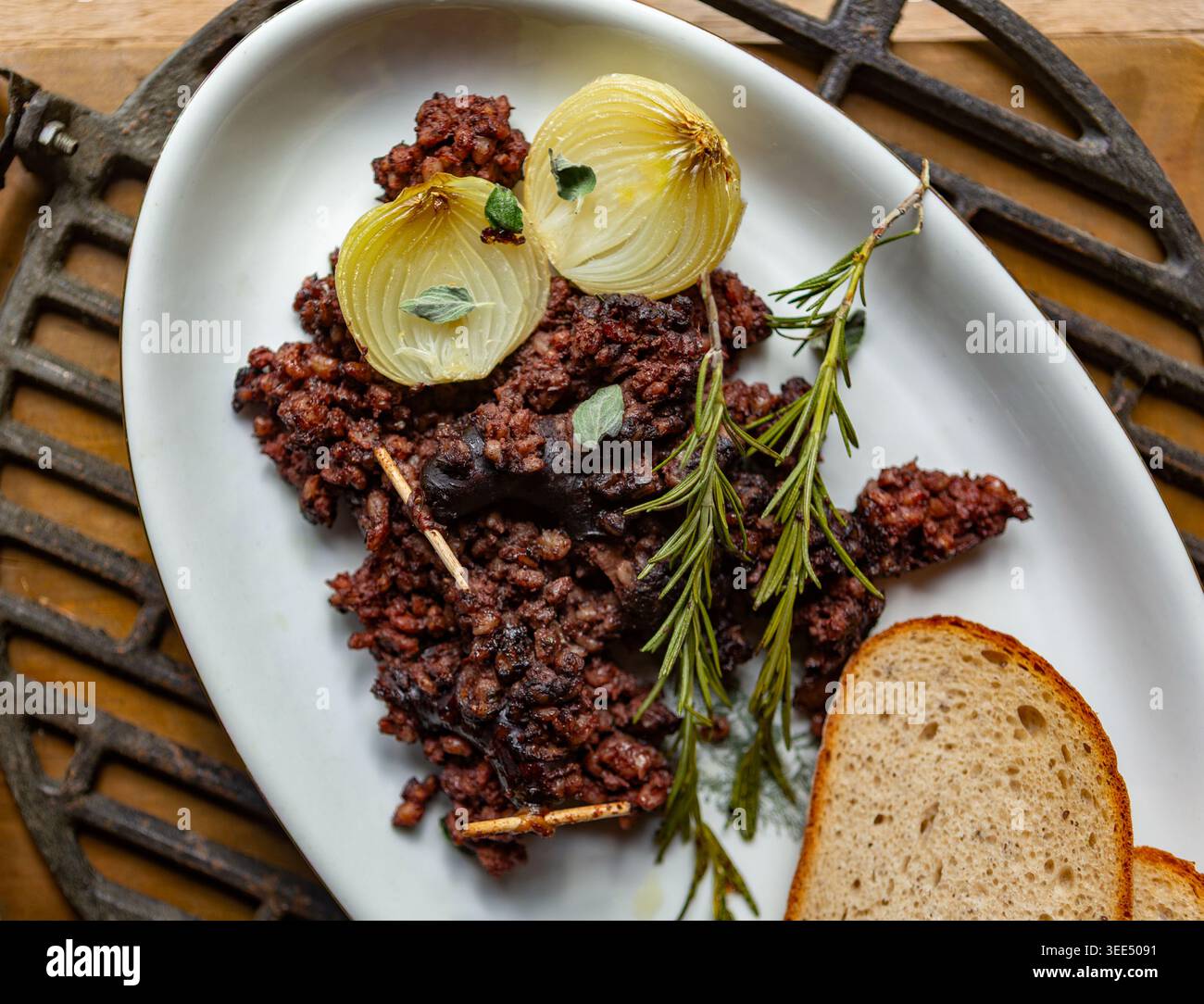 Budino nero con rosmarino e cipolla Foto Stock