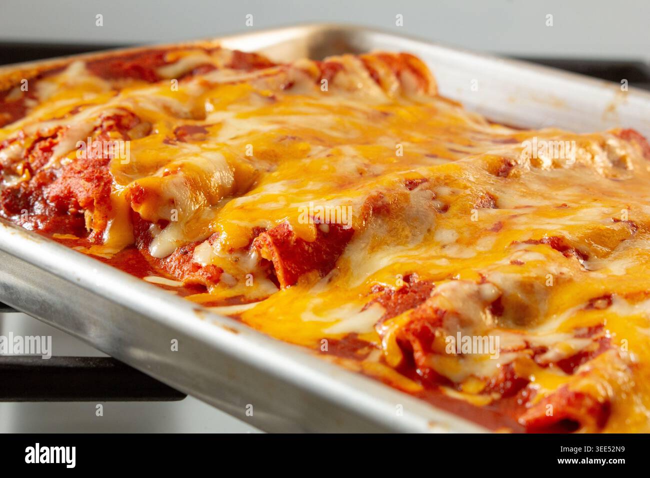 Vista ravvicinata di una teglia da forno di enchiladas. Foto Stock