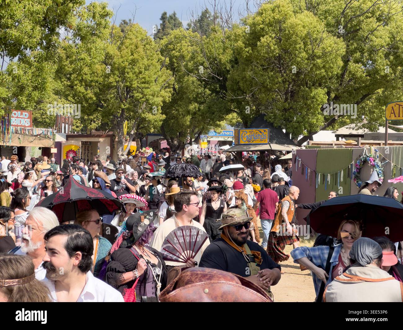 Los Angeles, California, Stati Uniti - 01-01-2025: Una vista delle persone che visitano un festival inglese di storia. Foto Stock
