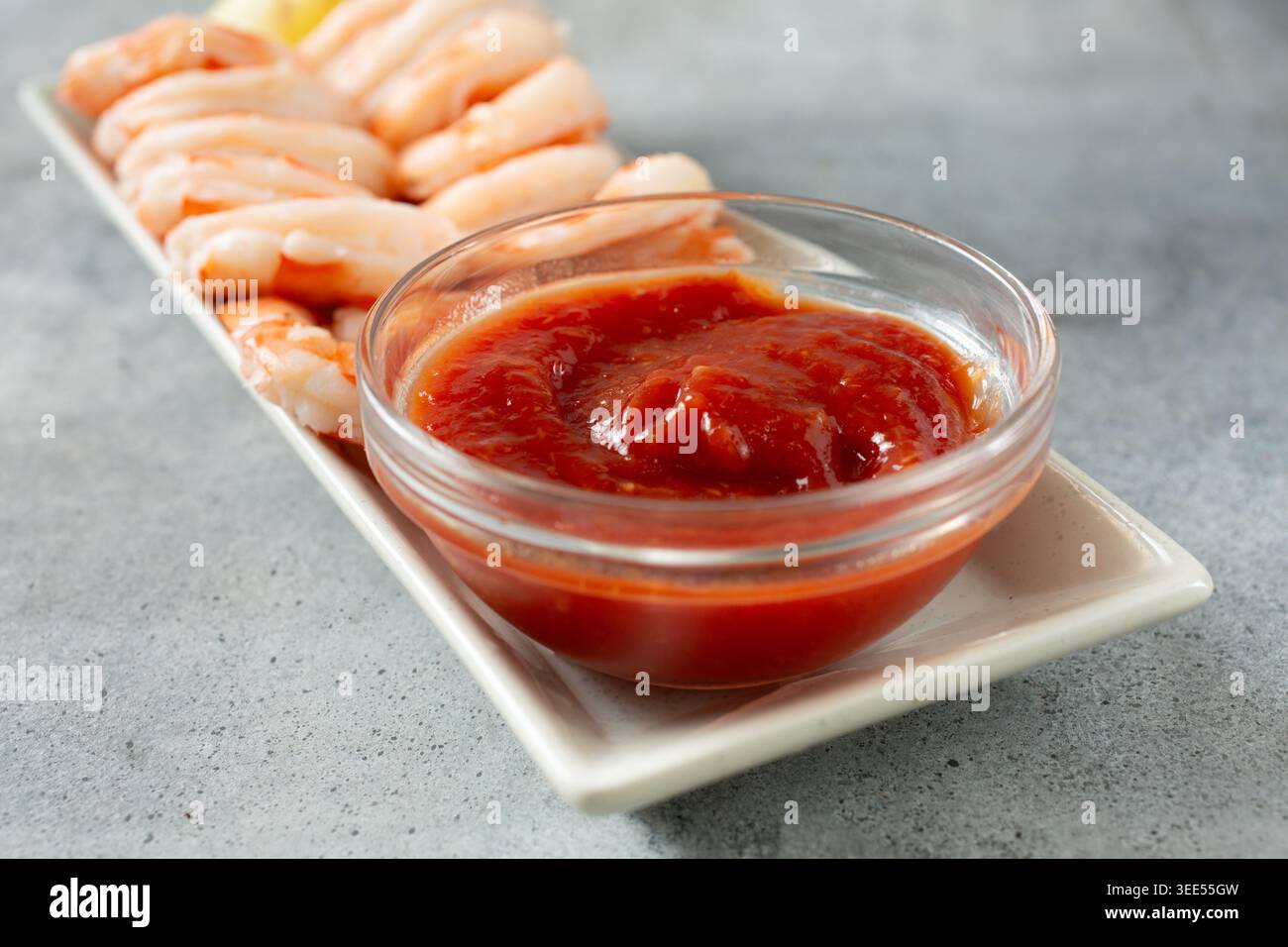 Vista di una tazza di condimento in bicchiere di salsa cocktail di gamberi. Foto Stock
