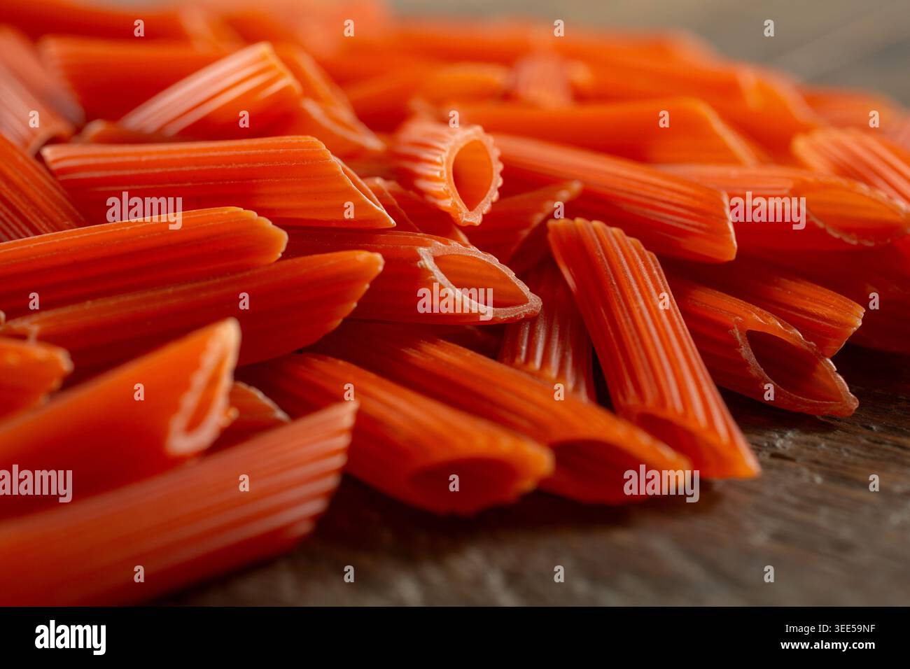 Vista ravvicinata di un mucchio di penne di lenticchie rosse senza glutine. Foto Stock