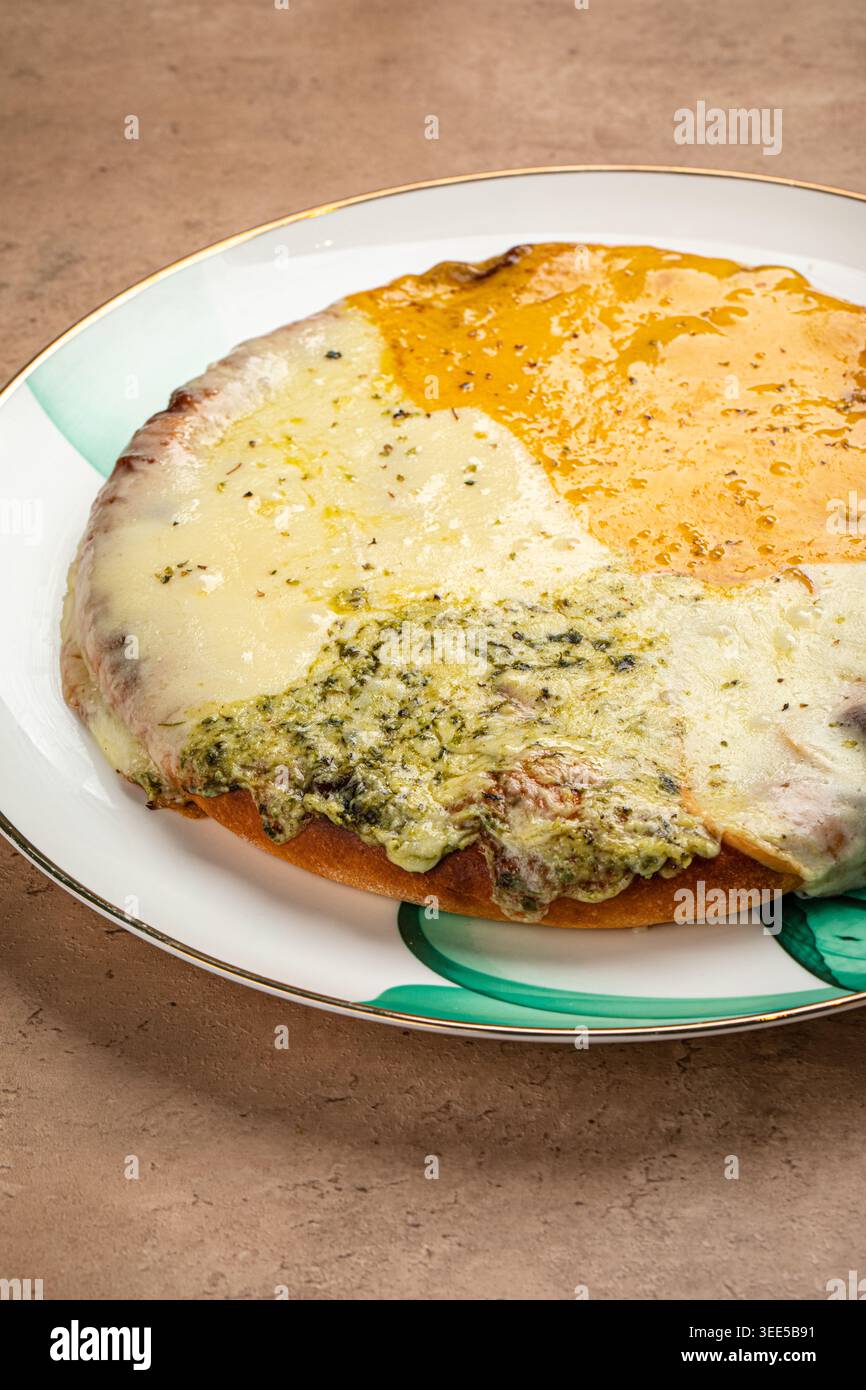 Khachapuri con formaggi misti su tavola di legno Foto Stock