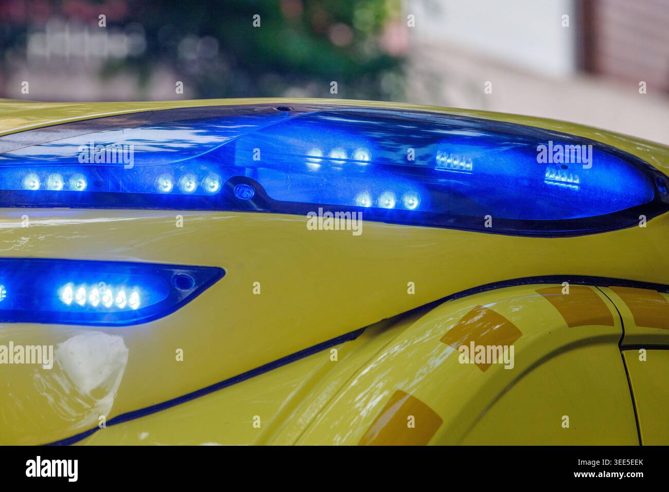 veicolo di emergenza ambulanza con luci blu lampeggianti sulla scena stradale urbana Foto Stock