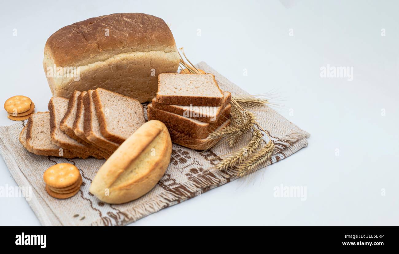 Fette di pane integrale con cracker e composizione rustica da forno su sfondo chiaro Foto Stock