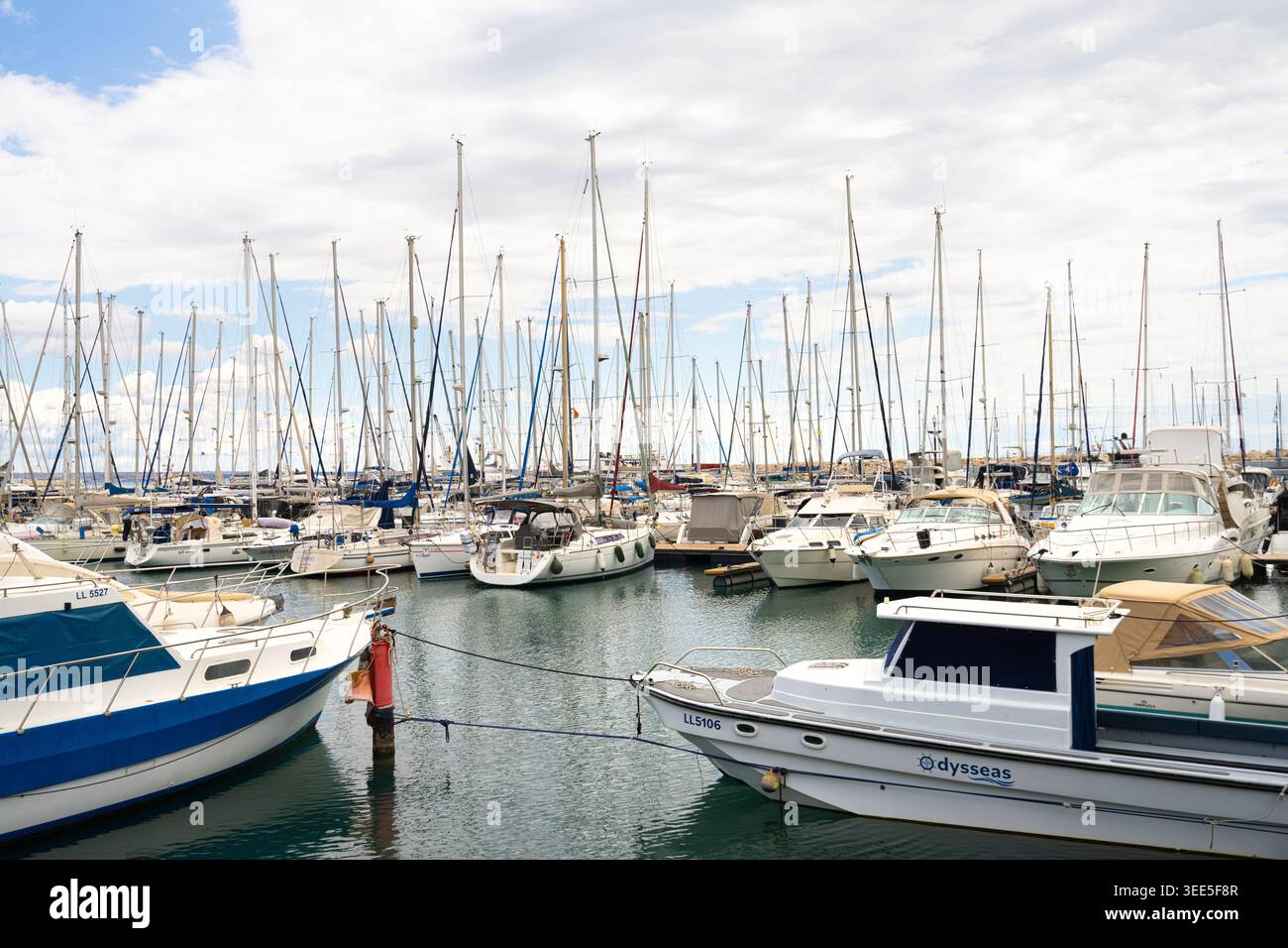 Larnaca, Cipro. 5 maggio 2026. Vista panoramica del porticciolo di Larnaca nel centro della città Foto Stock