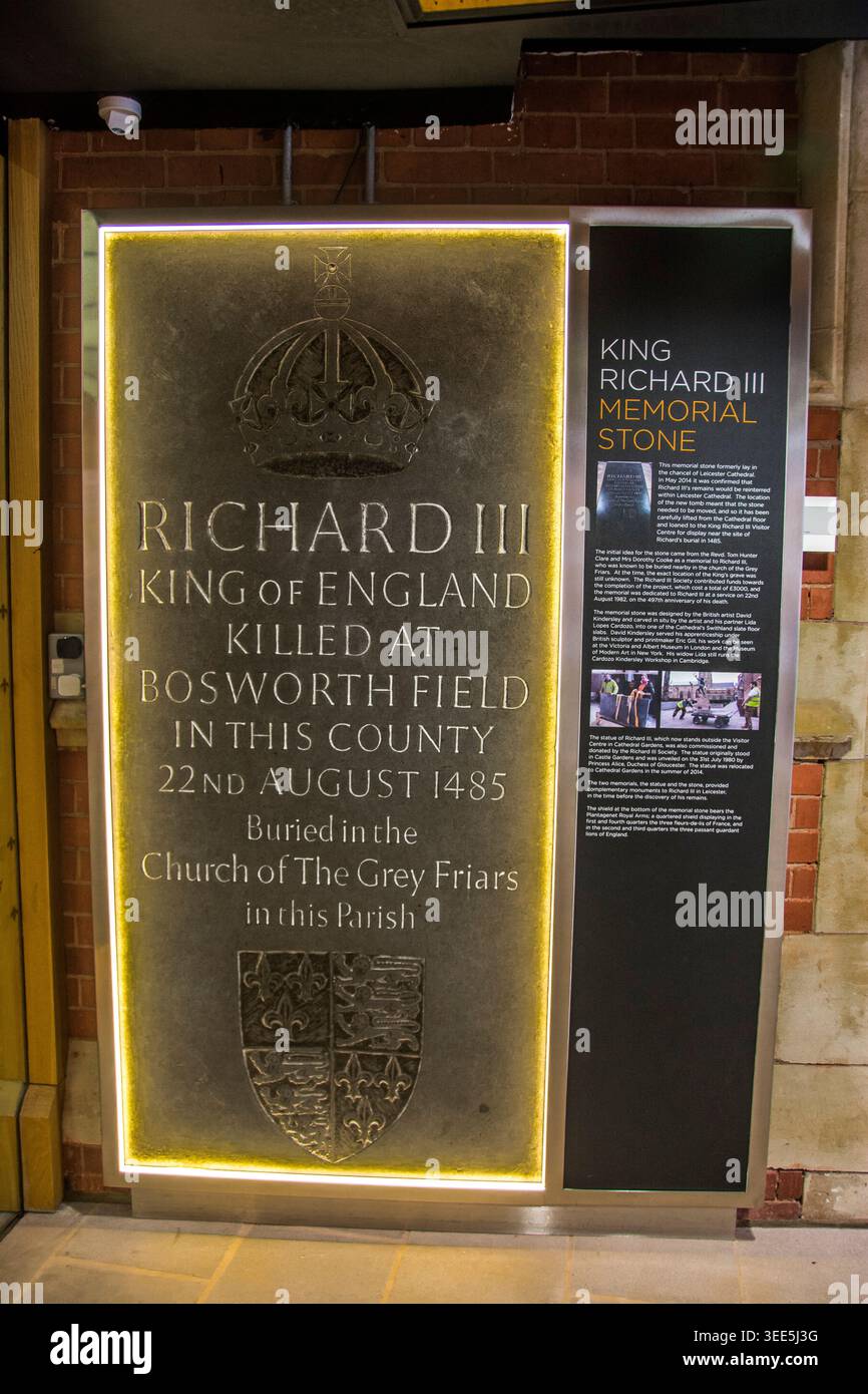 La pietra commemorativa di re Riccardo III, che era stata precedentemente posta nel coro della Cattedrale di Leicester , progettata da David Kindersley Foto Stock