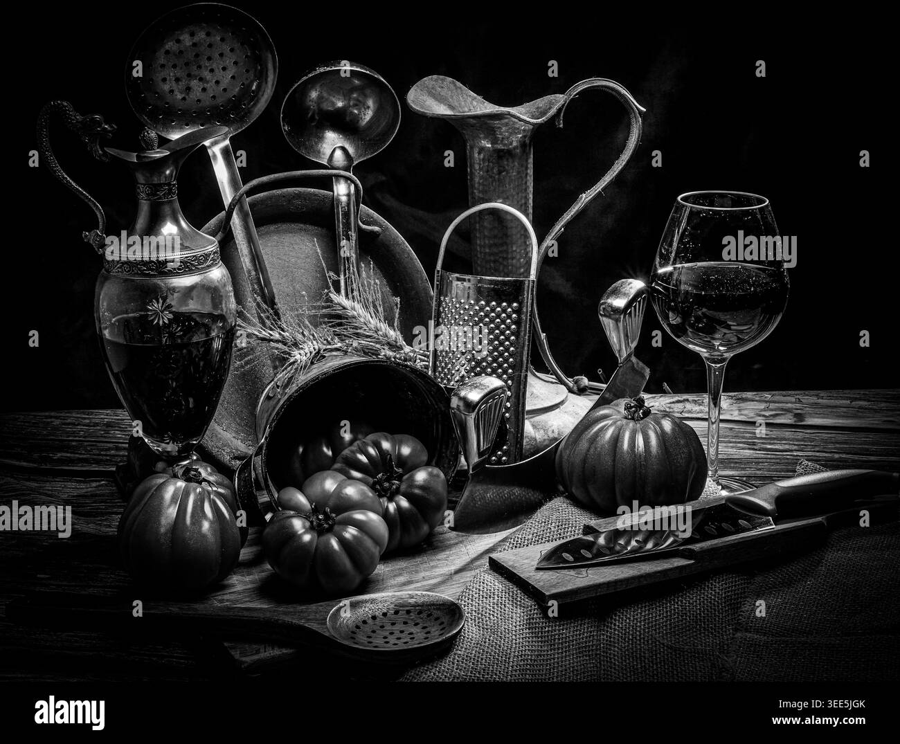 Natura morta, natura morta con pomodori su un tavolo con una scenografia di vasi, pentole, utensili, bicchiere di vino e brocca Foto Stock