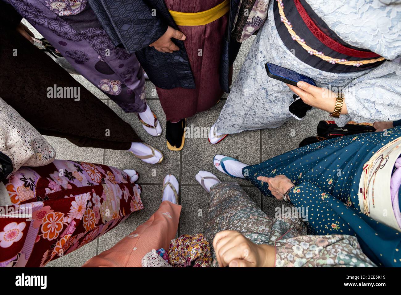 Tokyo, Giappone. 15 aprile 2026. Le donne che indossano abiti tradizionali giapponesi sono fotografate vicino all'ingresso principale del tempio Sensō-ji nel quartiere Asakusa a Tokyo, in Giappone Foto Stock